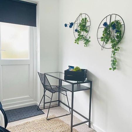 Lovely 1 Bed Home Near Hospital, With Parking & Garden Work Contractor Leisure, Sapphire CBG Екстериор снимка