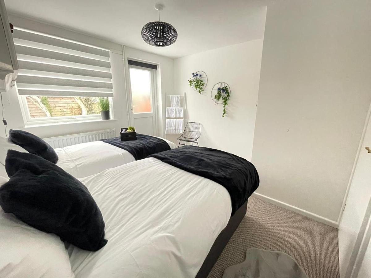 Lovely 1 Bed Home Near Hospital, With Parking & Garden Work Contractor Leisure, Sapphire CBG Екстериор снимка